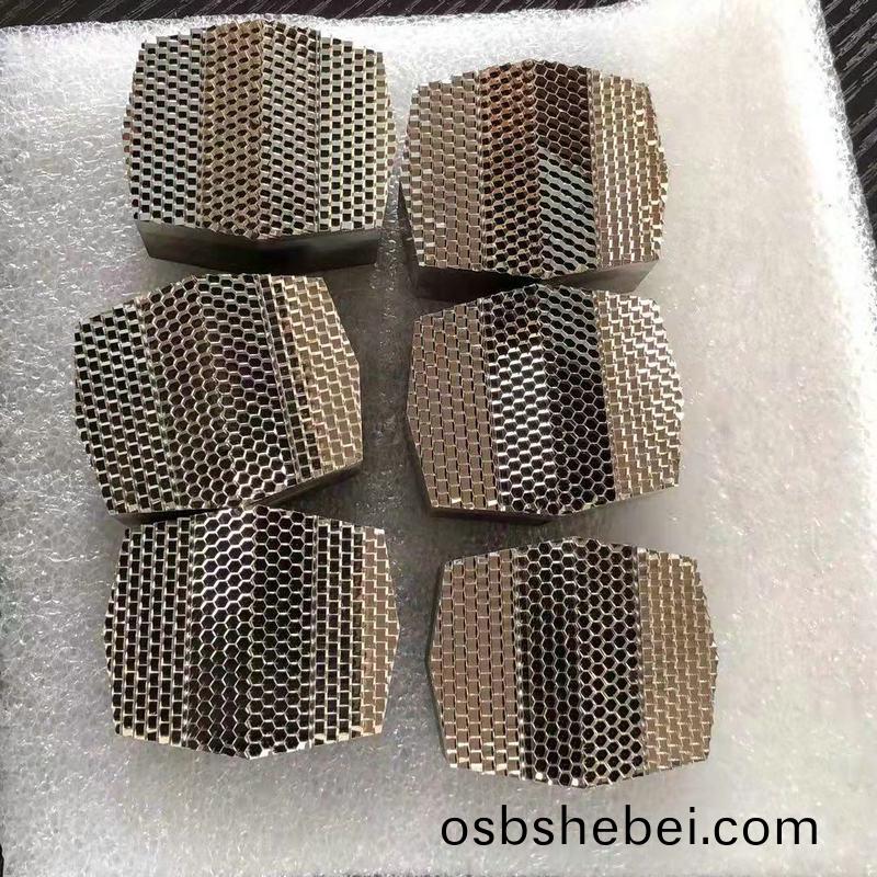 燈(deng)罩(zhao)糢(mo)具10